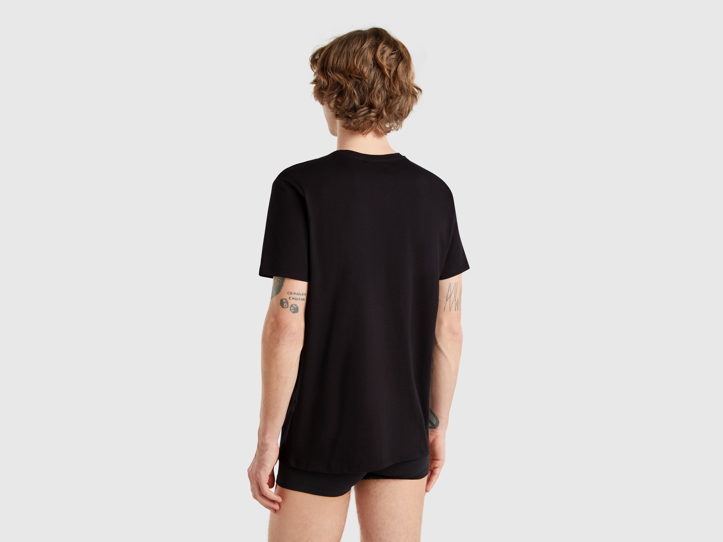 T-shirt com decote em V em algodão de fibra longa - ucb_image_B