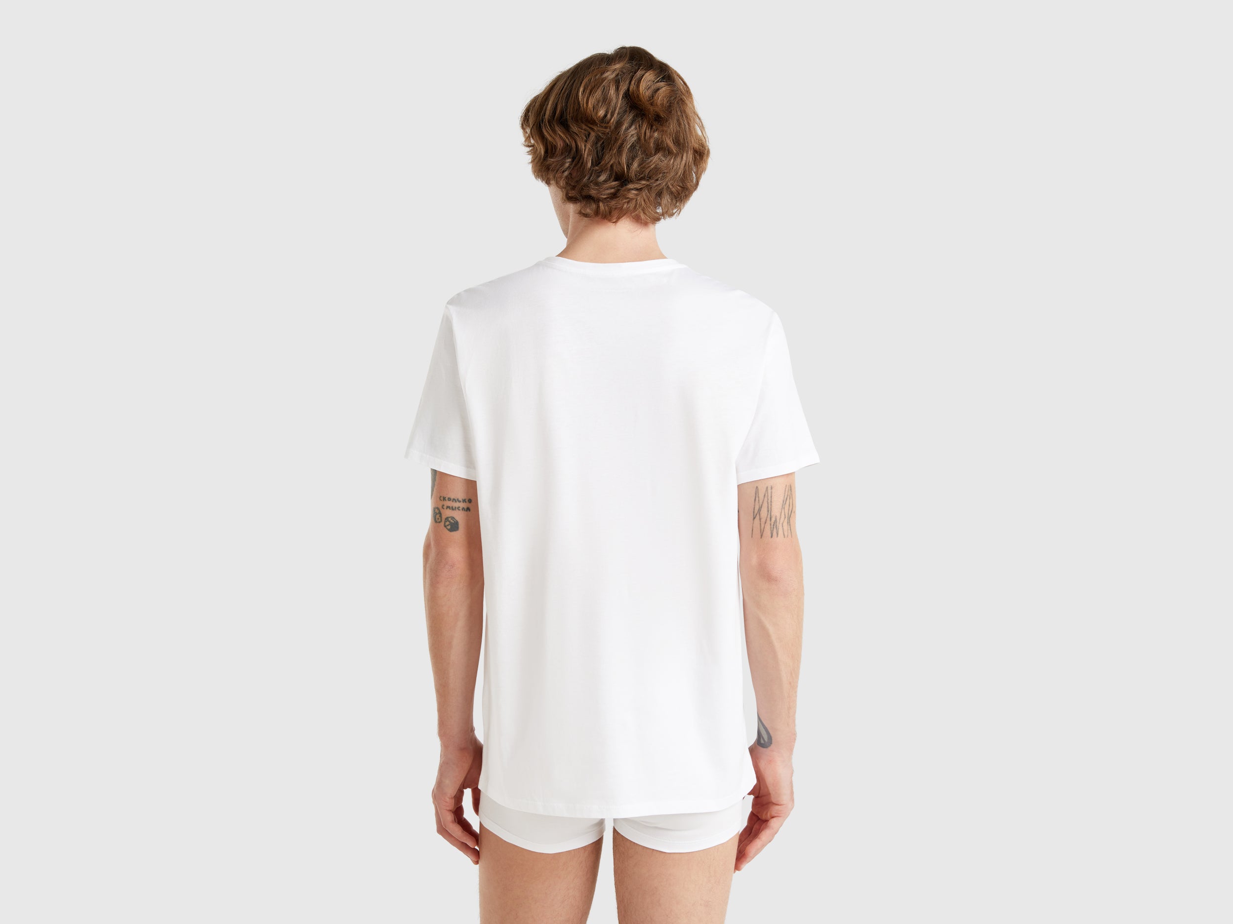 T-shirt com decote em V em algodão de fibra longa - ucb_image_B