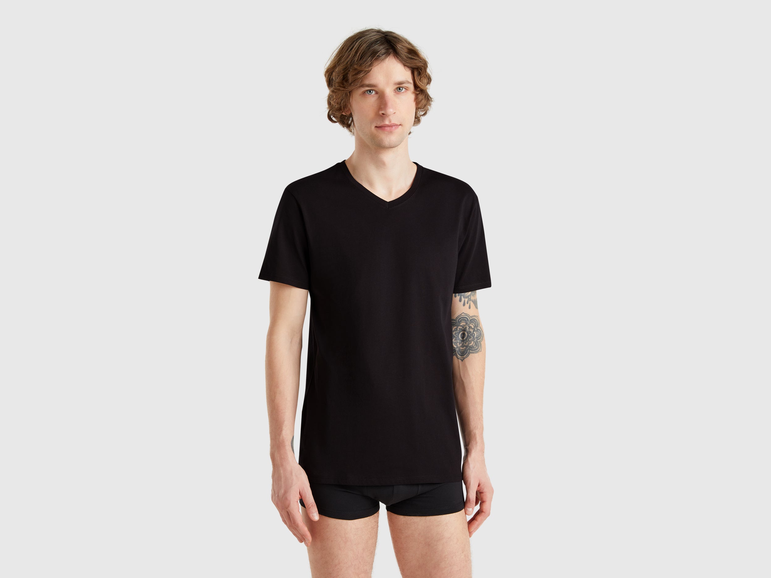 T-shirt com decote em V em algodão de fibra longa - ucb_image_F