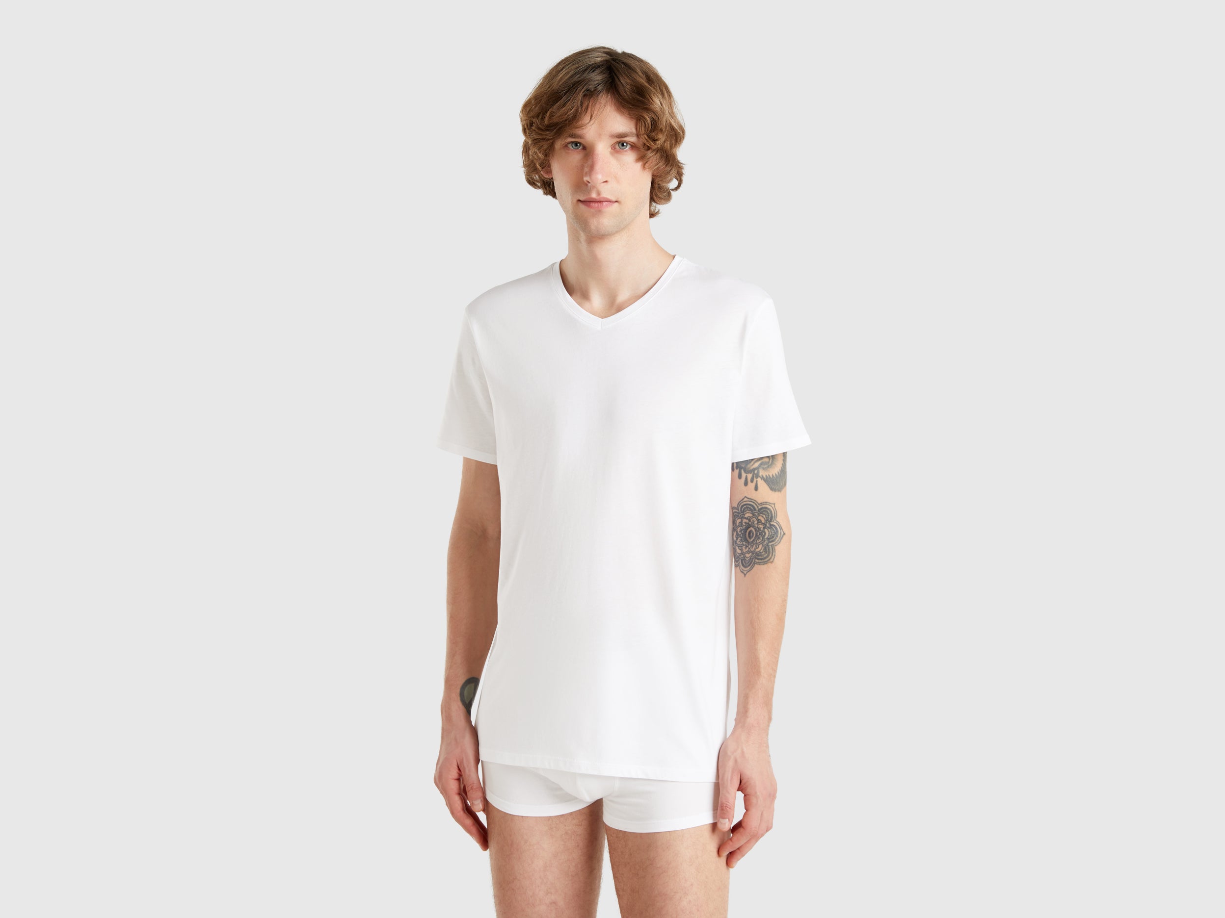 T-shirt com decote em V em algodão de fibra longa - ucb_image_F