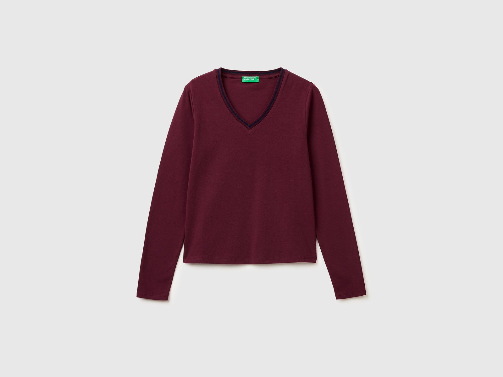 Fitted V-neck T-shirt - ucb_image_FS