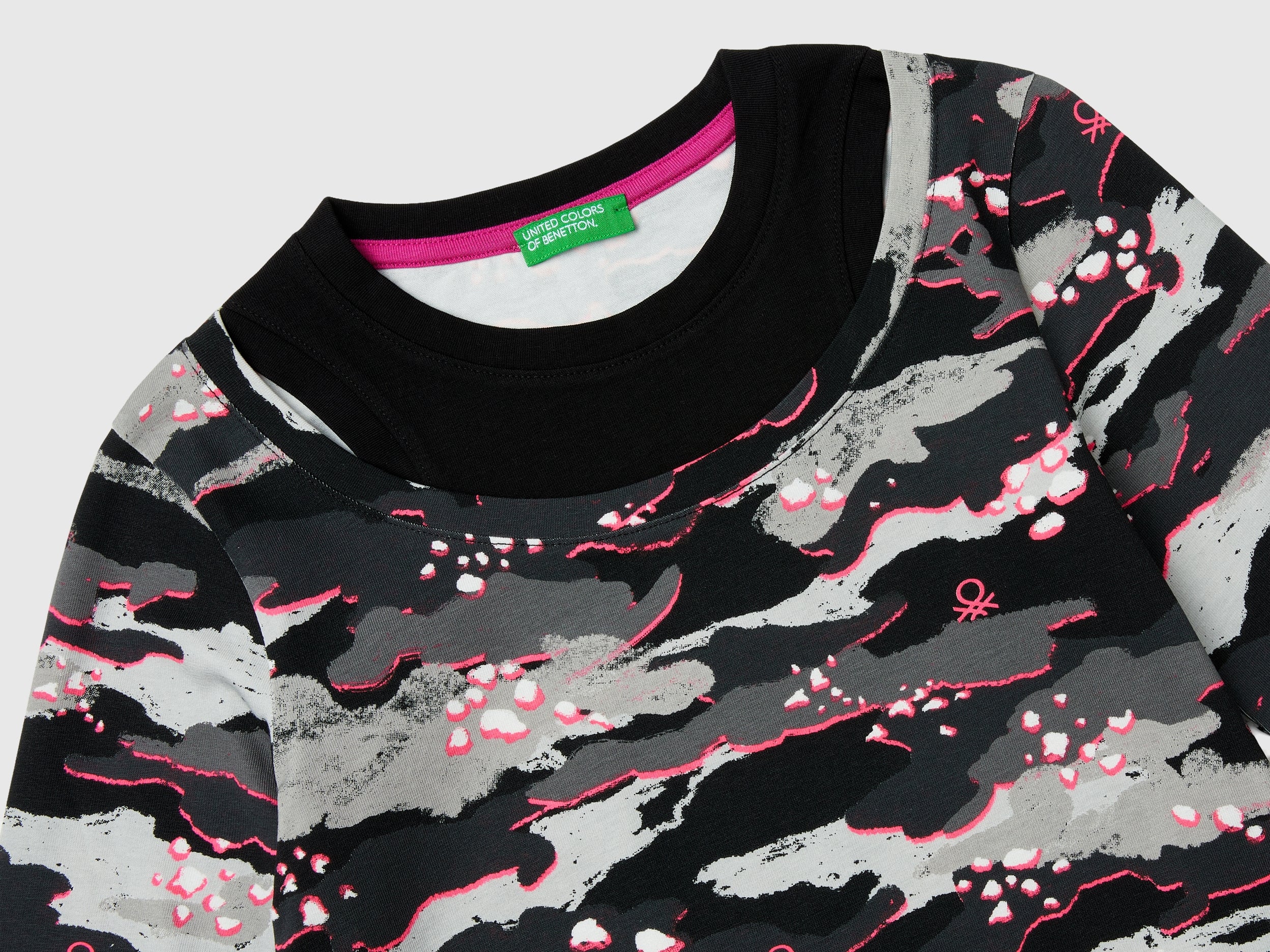 T-shirt camuflagem com detalhes fluorescentes - ucb_image_DS1