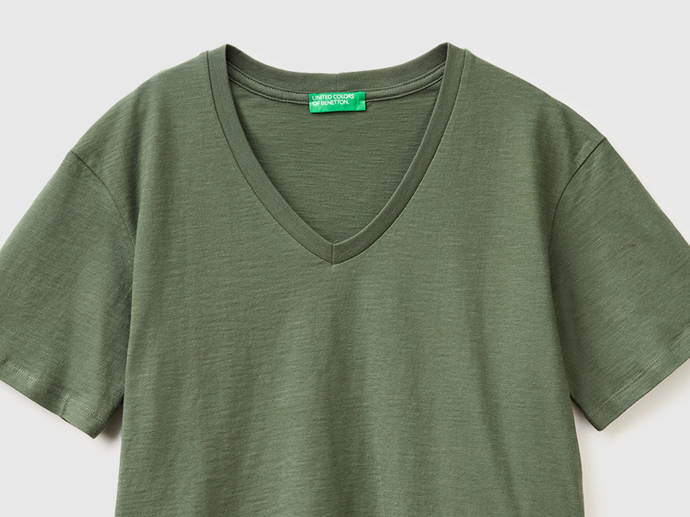 V-neck t-shirt in lightweight cotton - ucb_image_DS1
