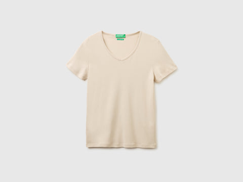 Slim fit t-shirt with V-neck - ucb_image_FS