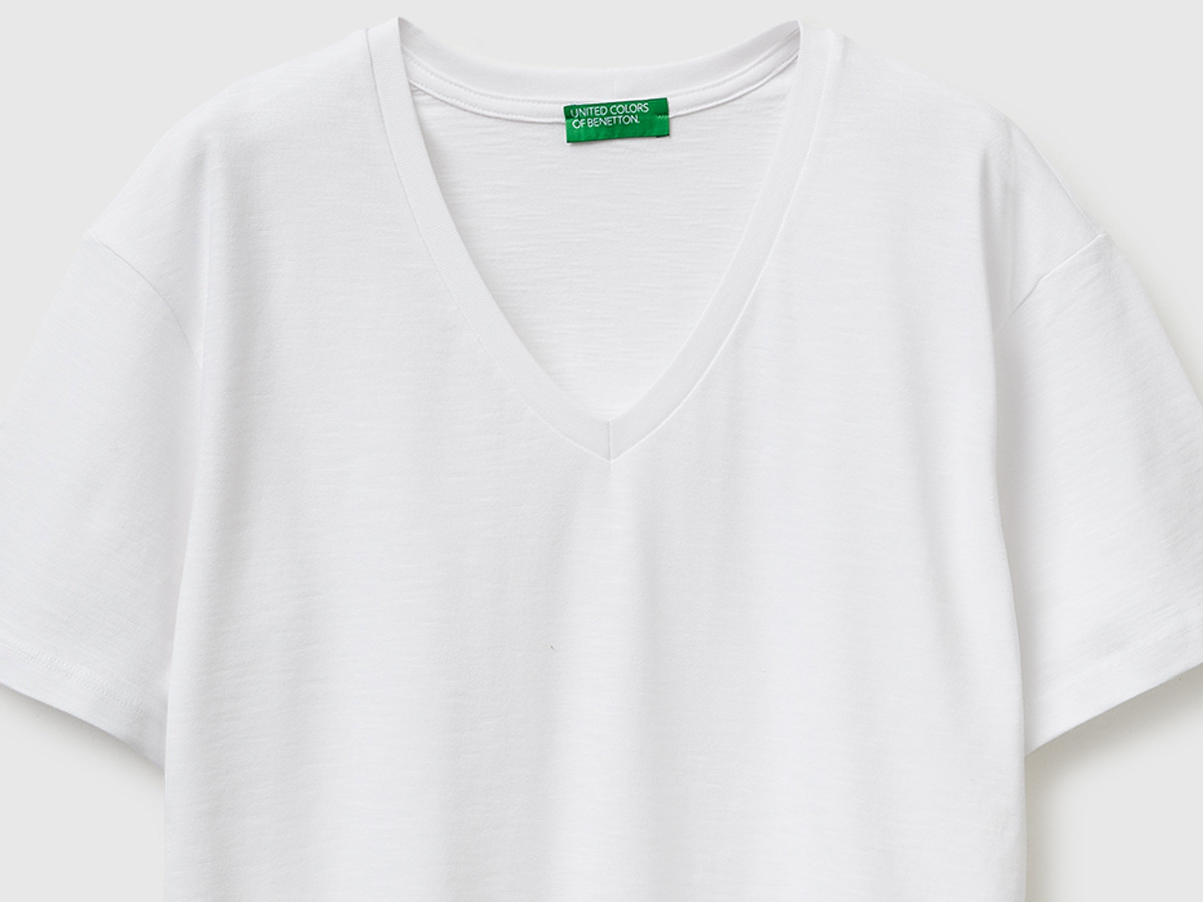 V-neck t-shirt in lightweight cotton - ucb_image_DS1