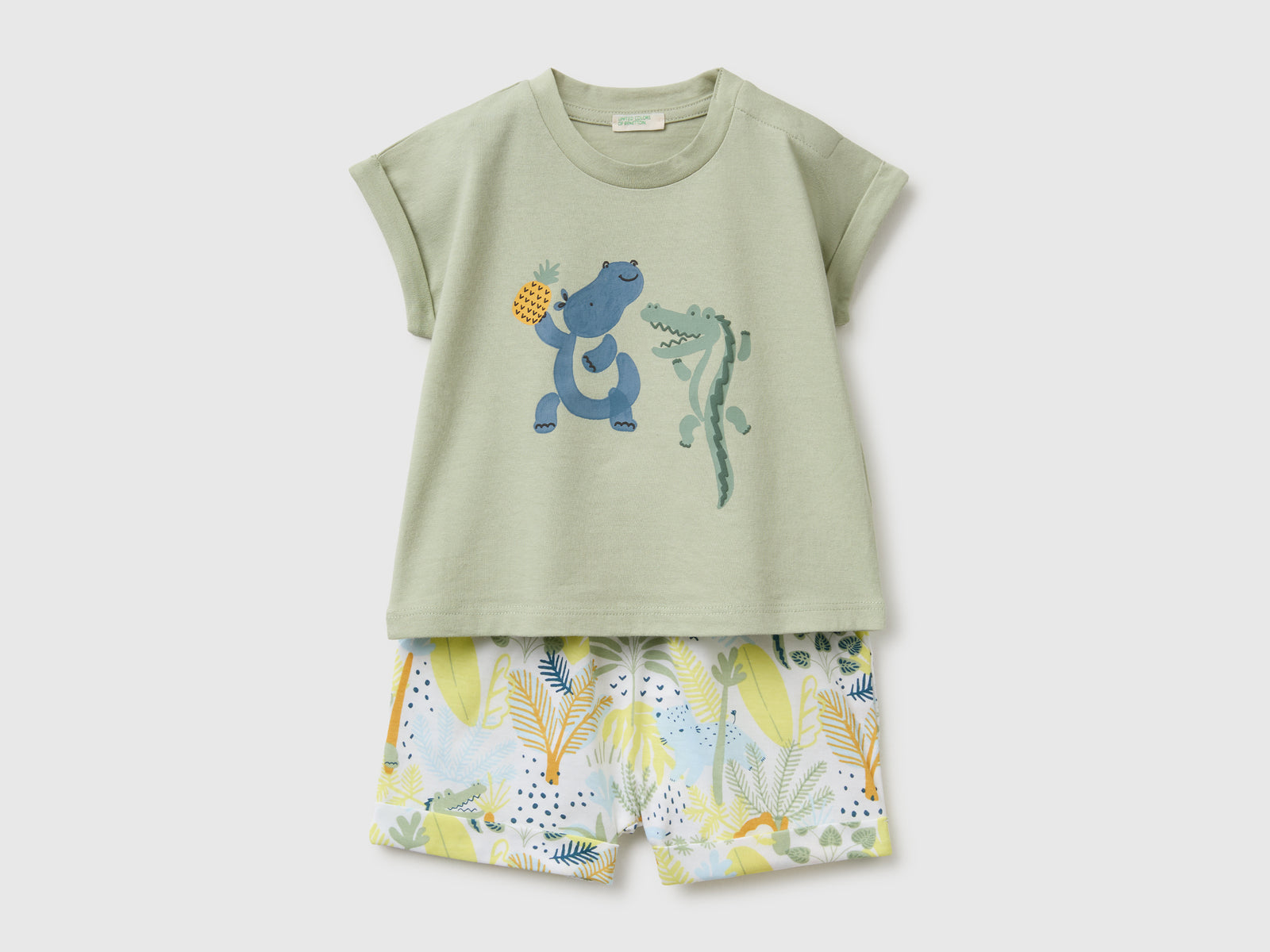 Conjunto t-shirt e shorts estampados - ucb_image_FS