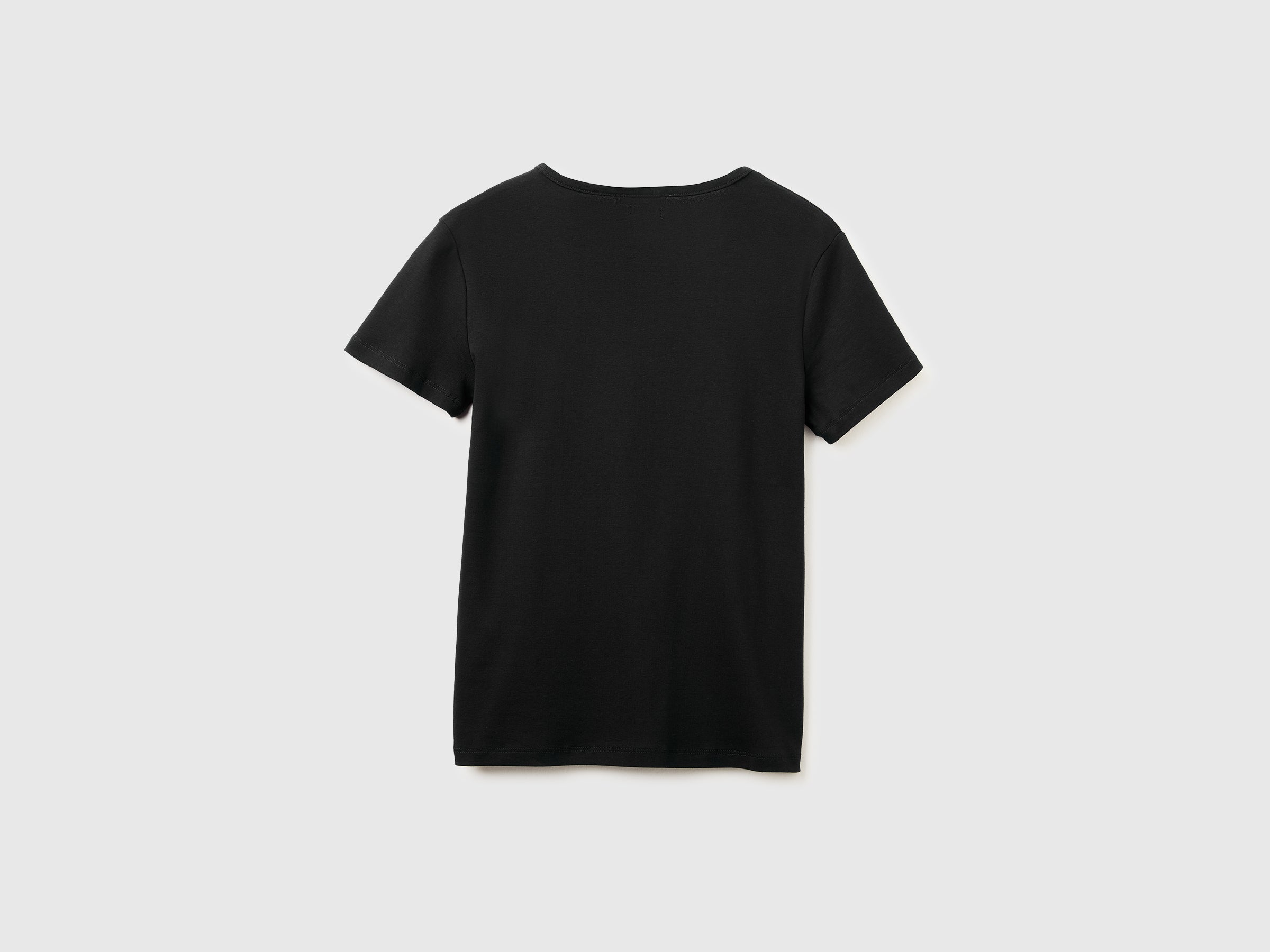 Slim fit t-shirt with V-neck - ucb_image_BS