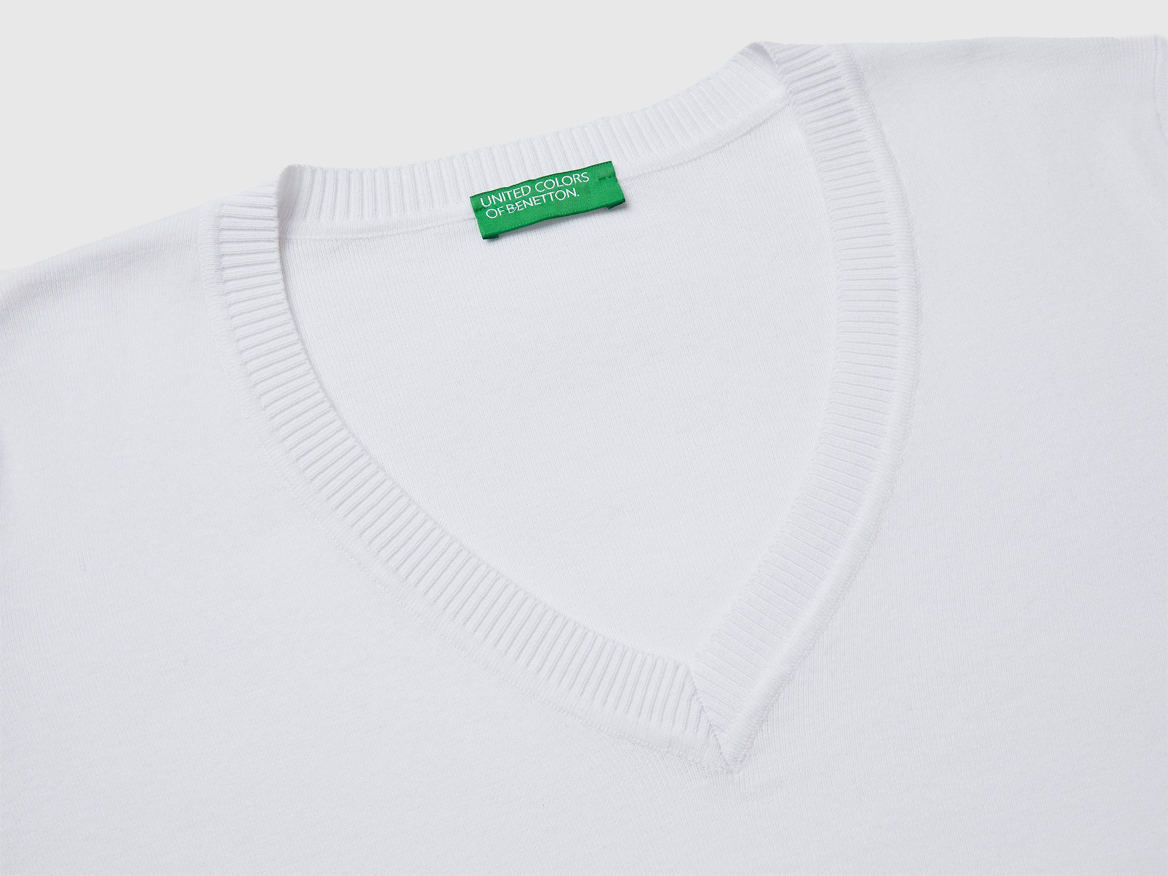 White V-neck sweater in tricot cotton - ucb_image_DS1