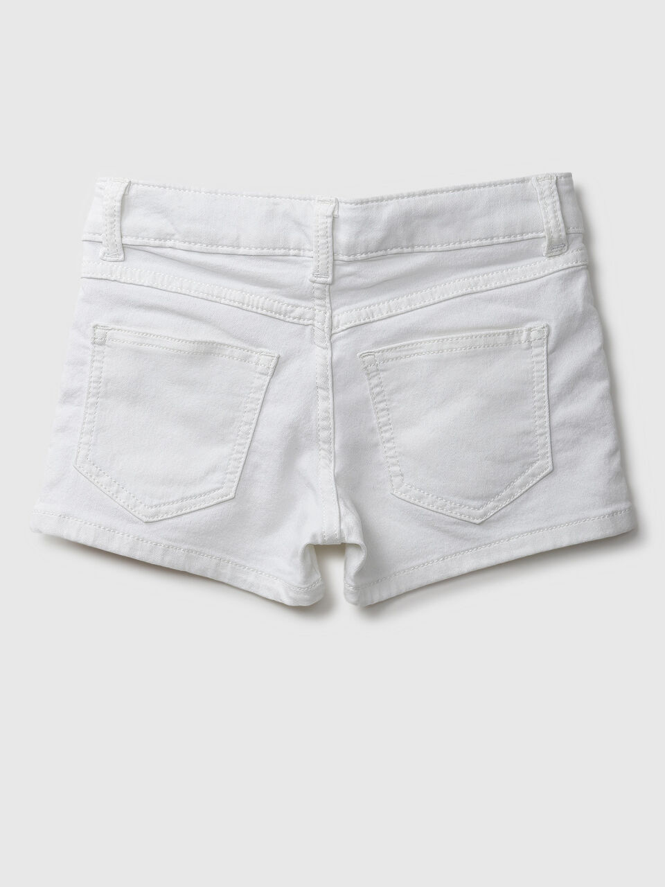 Basic White Denim Short With Badge image number 2