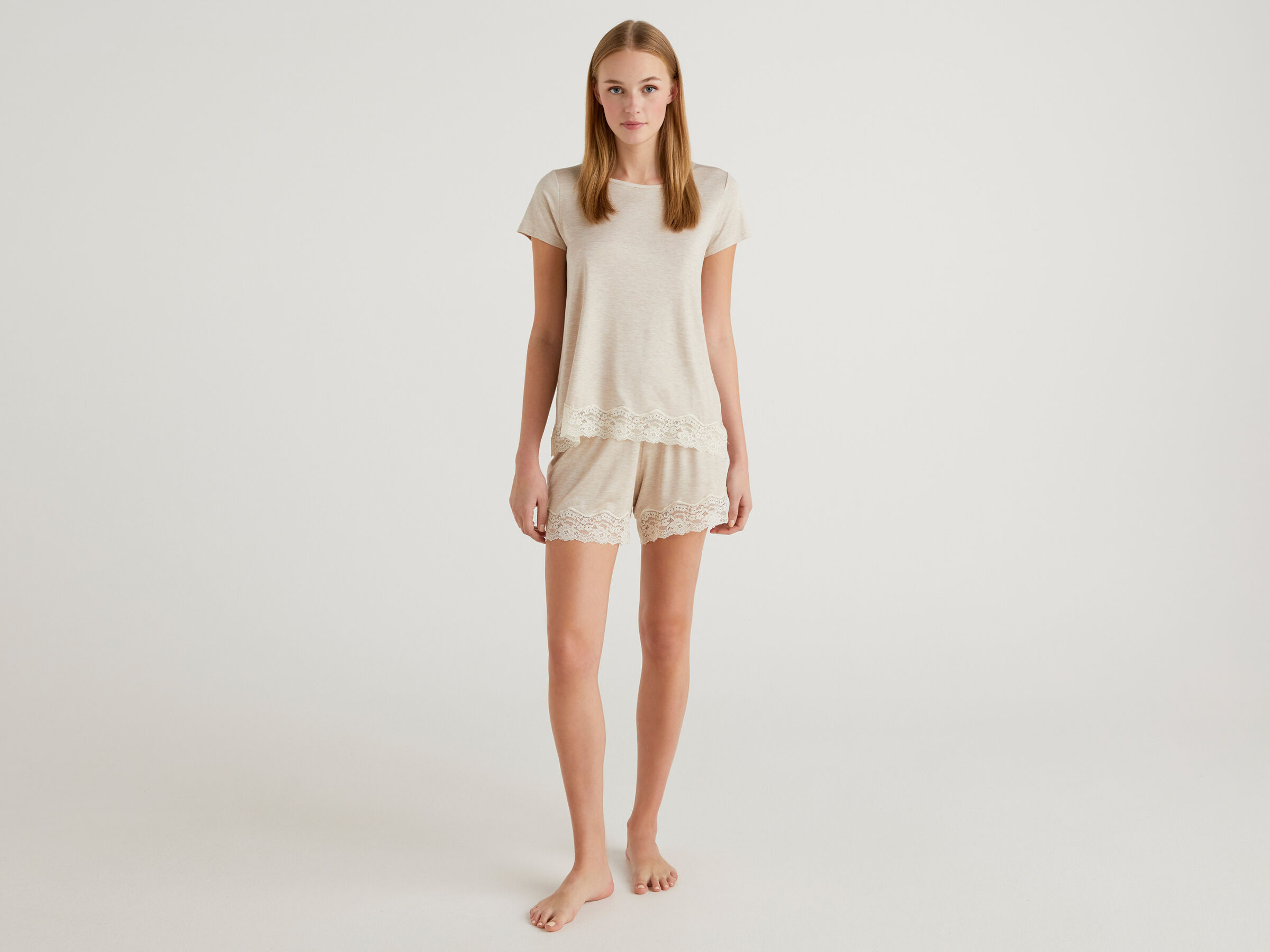 Flowy shorts with lace image number 3
