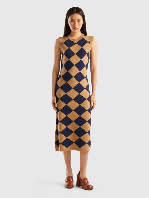 Sleeveless diamond-patterned dress