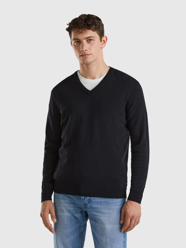 Black V-neck sweater in pure Merino wool Men