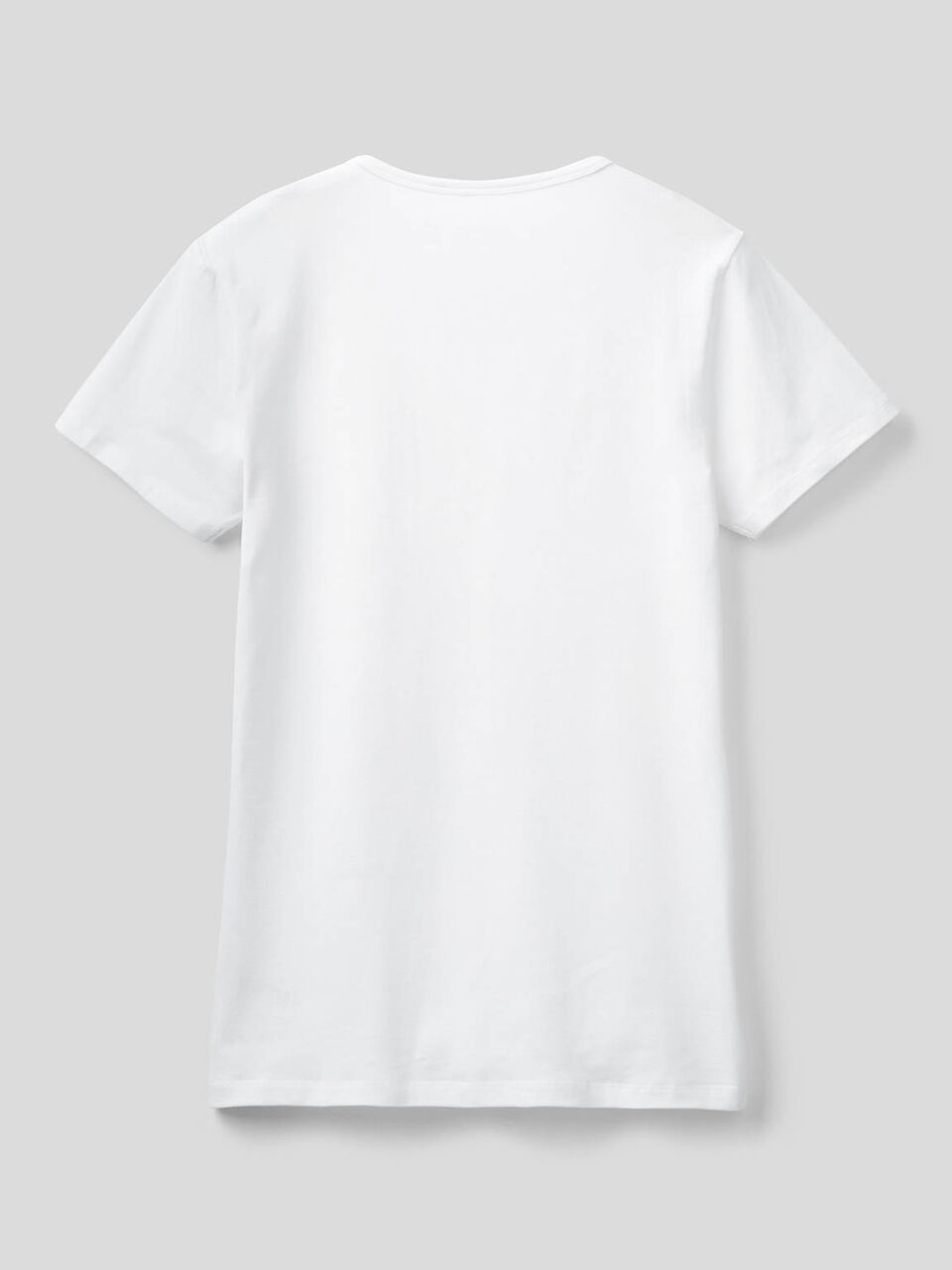 Basic t-shirt with V-neck image number 2