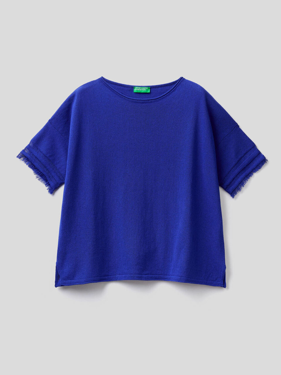 Sweater with frayed sleeves image number 1