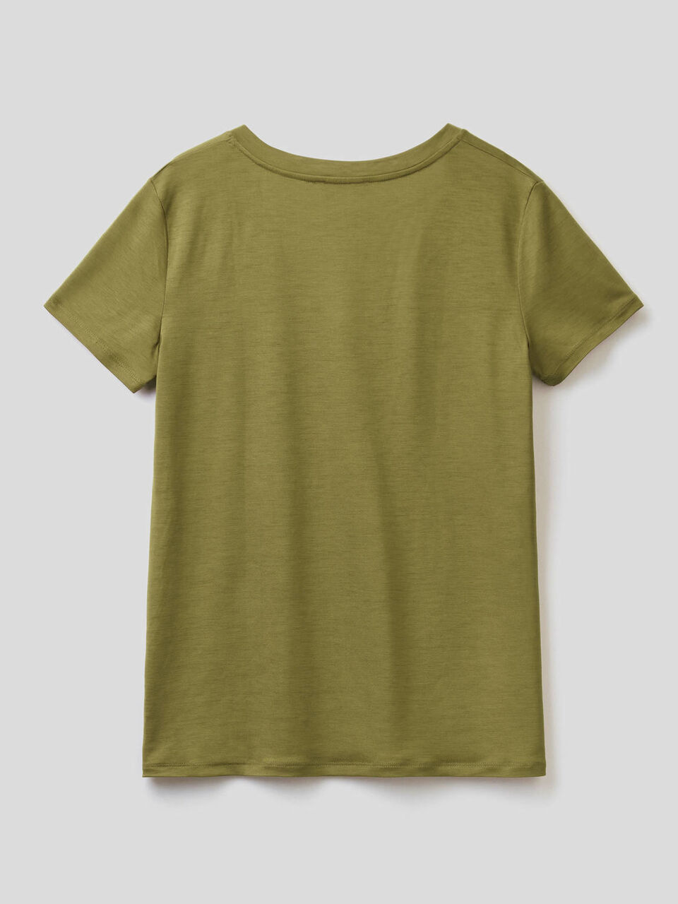 T-shirt with V-neck image number 2