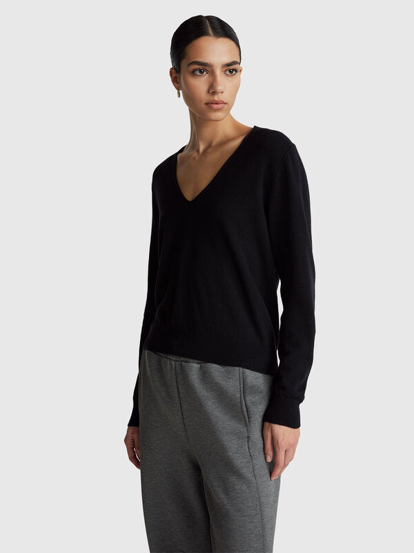 Black V-neck sweater in pure Merino wool Women