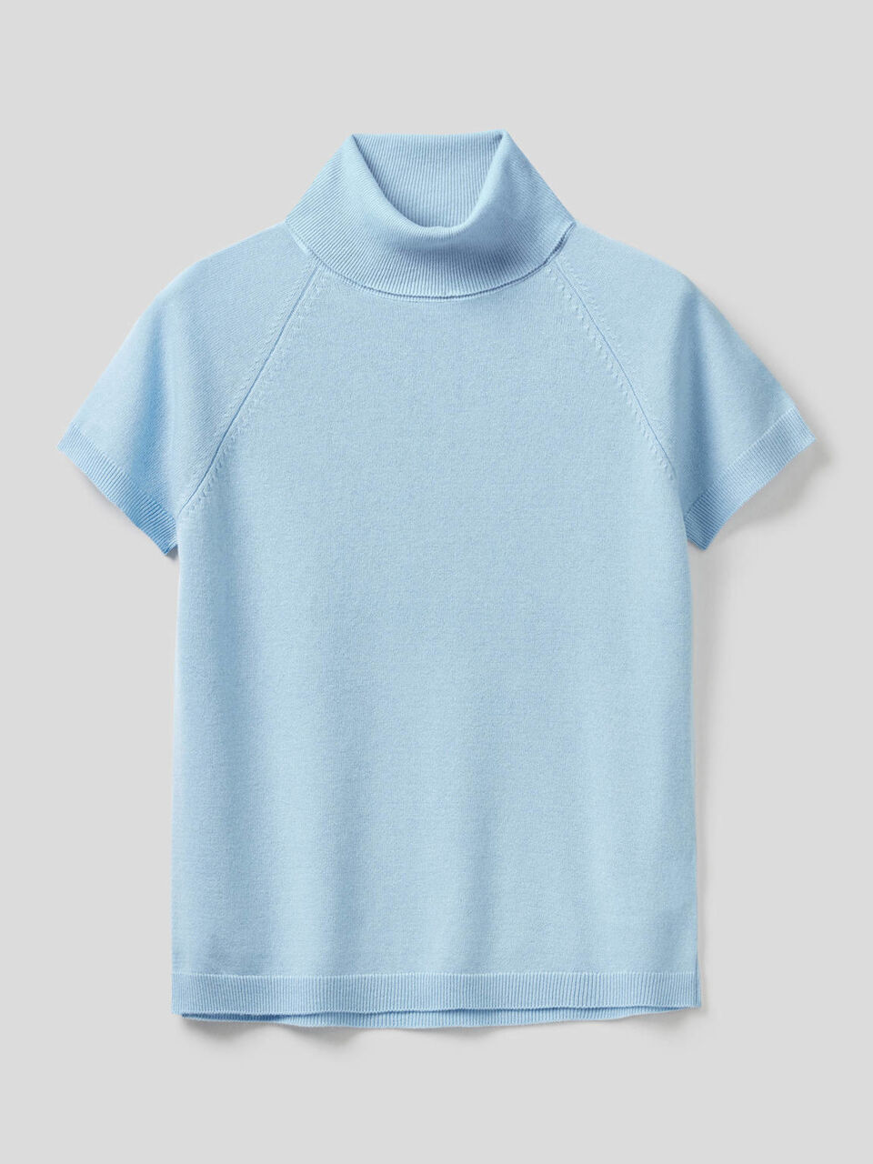 Short sleeve turtleneck in cashmere and wool blend image number 1