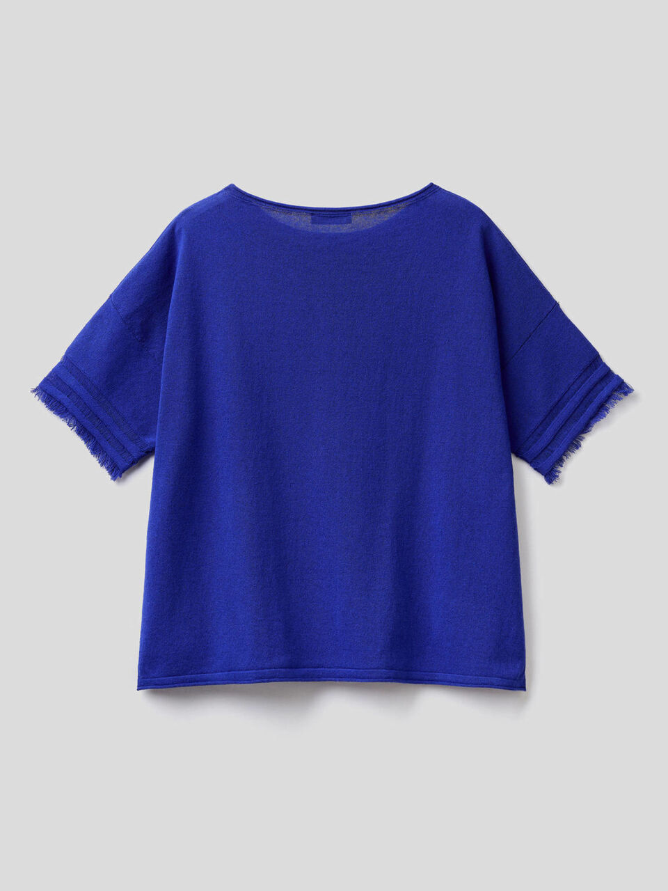 Sweater with frayed sleeves image number 2
