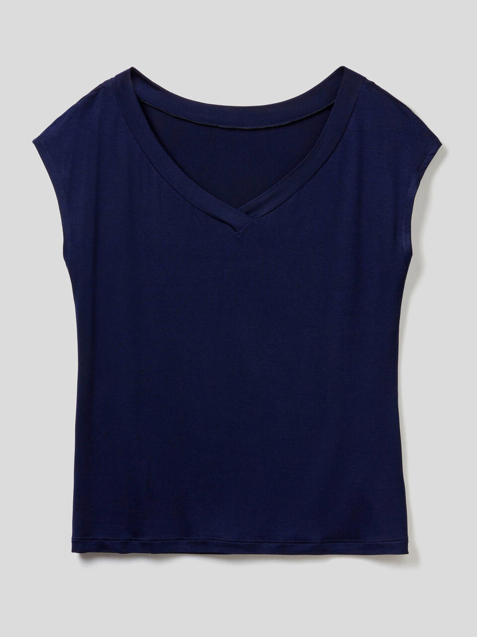 Flowy t-shirt with V-neck image number 1