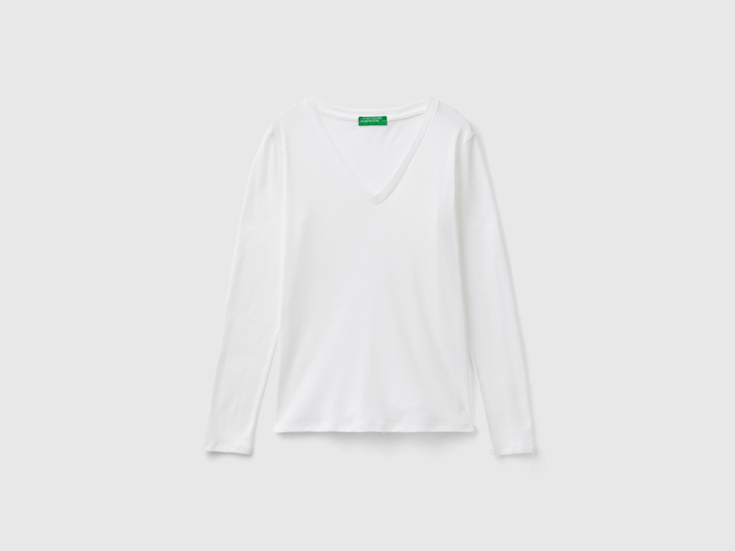 【関税込み】VETEMENTS ホワイト Cut-Up VネックTシャツ VETEMENTS - VERTICAL CUT-UP LOGO T-SHIRT / ホワイト | Tempt