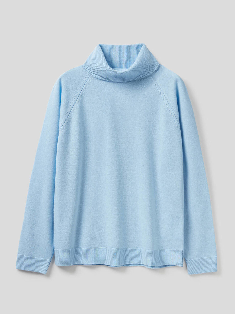 Turtleneck sweater in cashmere and wool blend image number 1