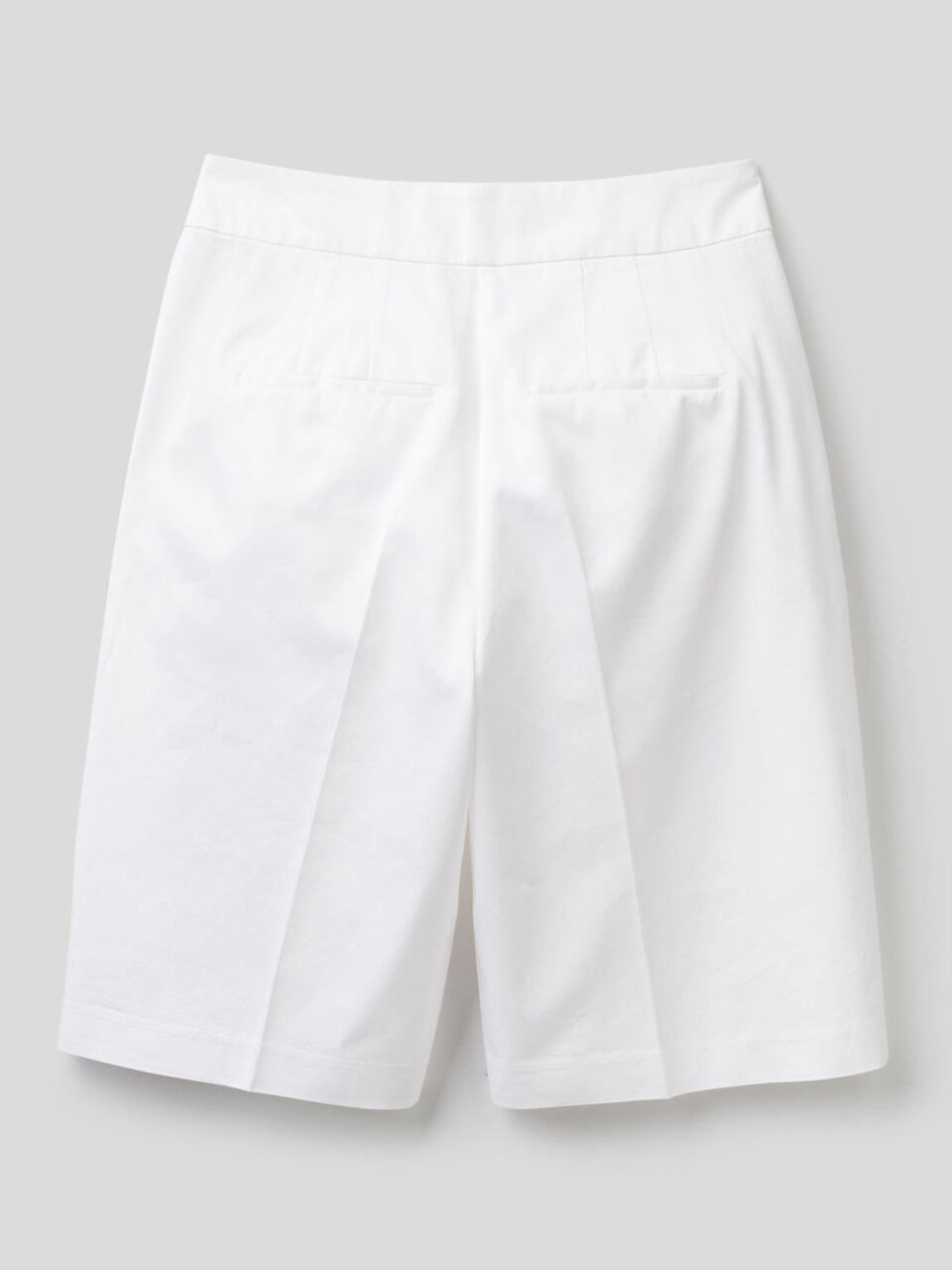 Bermudas with pleats image number 2
