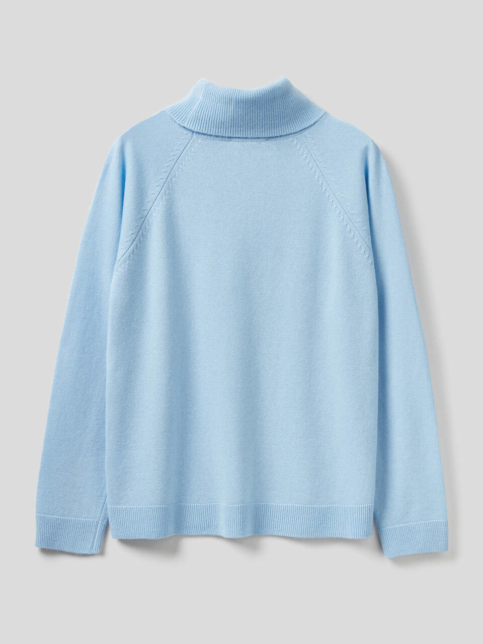 Turtleneck sweater in cashmere and wool blend image number 2