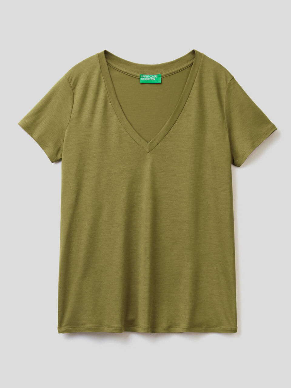 T-shirt with V-neck image number 1