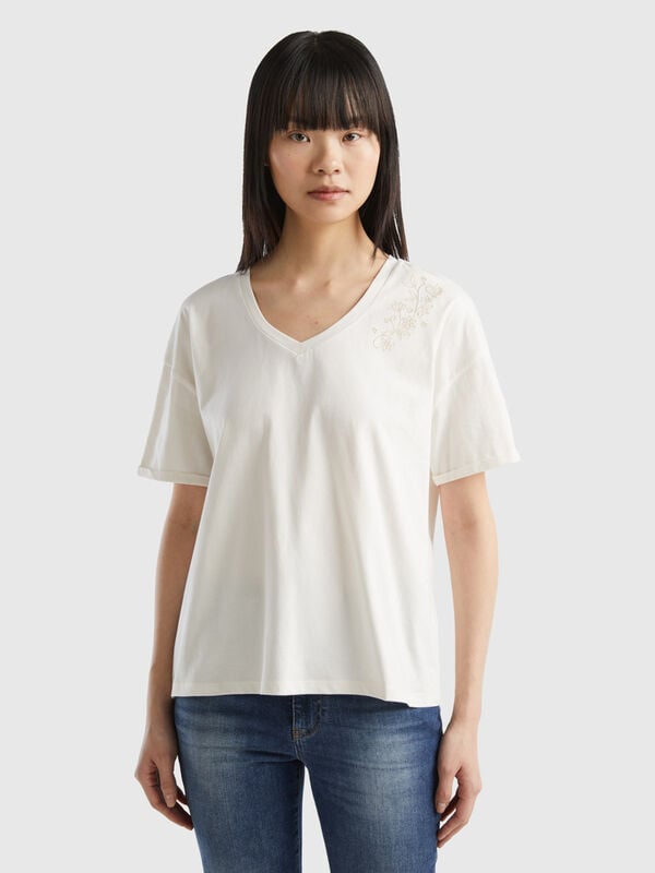T-shirt with floral embroidery Women