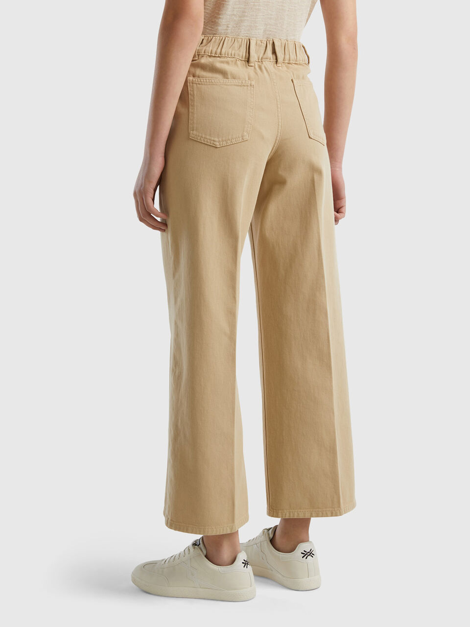 High-waisted trousers with wide leg - Camel | Benetton